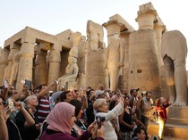 Wisata Luxor: Turis Senang Jelajahi Makam-Naik Balon Udara