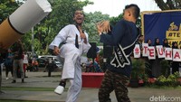 Kemudian atlet taekwondo kebanggaan Bogor satu ini juga turut mengancurkan rokok besar buatan sebagai simbol yang sama. (Foto:Kireina/detikHealth)  