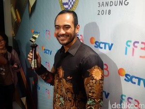 Ario Bayu Raih Penghargaan Pemeran Utama Film Bioskop Terpuji FFB 2018