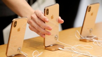Perangkat iPhone tentu saja menjadi salah satu yang paling jadi incaran pembeli di Apple Store. (Foto: REUTERS/Andrew Kelly)