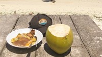 Wah lagi lagi minum kelapa ijo. Tapi, kira-kira hidangan apa ya yang ada di samping kelapa ijo itu? Foto: Instagram ramonytungka