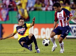 Jika di Spanyol ada El Clasico, maka di Meksiko ad El Super Clasico. Laga itu mempertemukan dua raksasa di Liga MX, yakni Chivas Guadalajara vs Club America. (Foto: Jamie Squire/Getty Images)