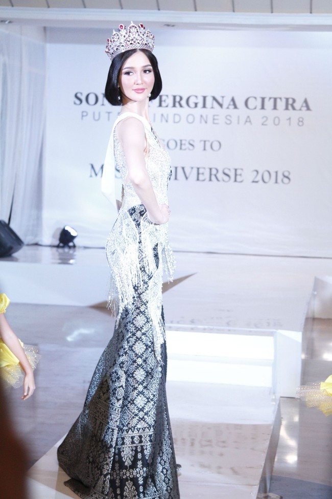 Sonia pun tampil anggun dalam balutan gaun malam karya Anaz. Bertaburan mutiara membuat gaun ini terlihat glamour. Foto: Moh abduh/Wolipop