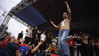 Setibanya di panggung sebelum jalan sehat, Jokowi menyalami Ketua Tim Kampanye Nasional Jokowi-Amin Erick Thohir, Wakil Ketua TKN Abdul Kadir Karding dan Lodewijk Freidrich Paulus. Dari atas panggung, Jokowi berpose salam satu jempol ke hadapan pendukung. (Foto: Dok. ANTARA FOTO/Puspa Perwitasari/)