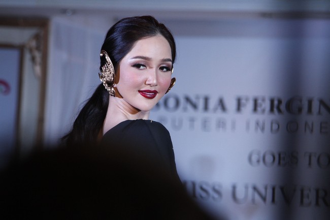 Gaun malam berikutnya yang akan dikenakan Sonia Fergina di Miss Universe dirancang oleh Ghea Panggabean. Gaun ini terinspirasi dari detail motif yang ada pada busana yang dipakai di lingkungan keraton misalnya busana para raja, puteri, dan juga para penari.  Foto: Moh abduh/Wolipop