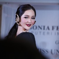 Gaun malam berikutnya yang akan dikenakan Sonia Fergina di Miss Universe dirancang oleh Ghea Panggabean. Gaun ini terinspirasi dari detail motif yang ada pada busana yang dipakai di lingkungan keraton misalnya busana para raja, puteri, dan juga para penari.  Foto: Moh abduh/Wolipop
