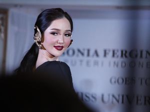 Sonia Fergina Hobi Motoran ke Pantai