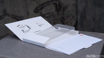 Dalam kemasan penjualan disertakan buku petunjuk penggunaan, silicon case transparan, jarum pembuka slot SIM Card dan converter USB Type C ke jack audio 3,5 mm. Foto: Adi Fida Rahman/detikINET
