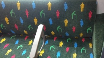 Transportasi di Jepang punya cara yang halus dan menyenangkan untuk menunjukkan letak kursi prioritas. Caranya seperti di foto ini. Foto: zombiepiemaster/Reddit via Brightside