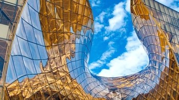 Emporia Mall, Malmo, Swedia. Ini adalah pusat perbelanjaan terbesar di Skandinavia. Yang unik dari gedung ini, dua permukaan kaca yang tampak membungkuk di antara celah diagonal terlihat seolah-olah mau jatuh. Di dalamnya, pengunjung akan menemukan eskalator warna-warni, ayunan pengganti bangku duduk dan taman gantung.Foto: via Brightside