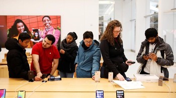 Diskon gede-gedean lazim mengiringi kehadiran Black Friday. Tak heran jika animo konsumen untuk belanja pun tambah besar, termasuk di Apple Store ini. (Foto: REUTERS/Andrew Kelly)