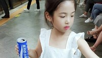 Lelah berakting, OckYerin pun tengah menikmati sekaleng Pocari Sweat. Foto: Istimewa