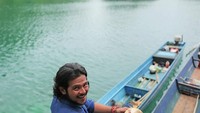 Saat berada di Raja Ampat, Ramon terlihat memegang sebuah kelapa ijo. Wah, enaknya bisa minum air kelapa yang segar ditemani pemandangan eksotik! Foto: Instagram ramonytungka