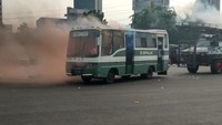 Dua orang teroris yang kabur berhasil diamankan dan warga lain yang berada di Kopaja berhasil selamat. Setelah berhasil mengamankan teroris dan menyelamatkan warga, bus Kopaja yang dibajak itu meledak karena terdapat bom di dalamnya.  (Foto: Yulida Medistiara/detikcom)