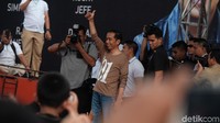 Seusai selfie, Jokowi menuju titik start untuk mengikuti jalan sehat (Andhika Prasetya/detikcom)