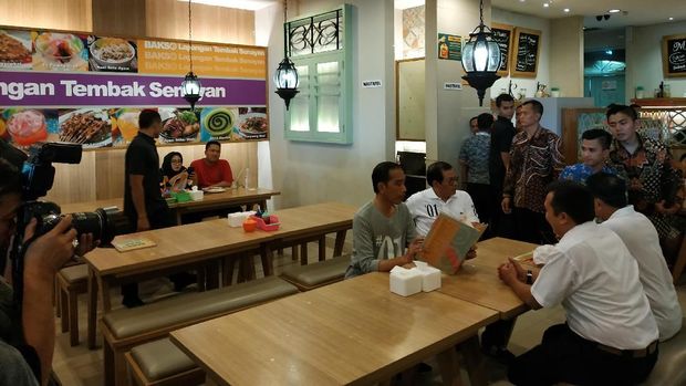 Kunjungi Mal Bandar Lampung, Jokowi Mampir ke Restoran Bakso