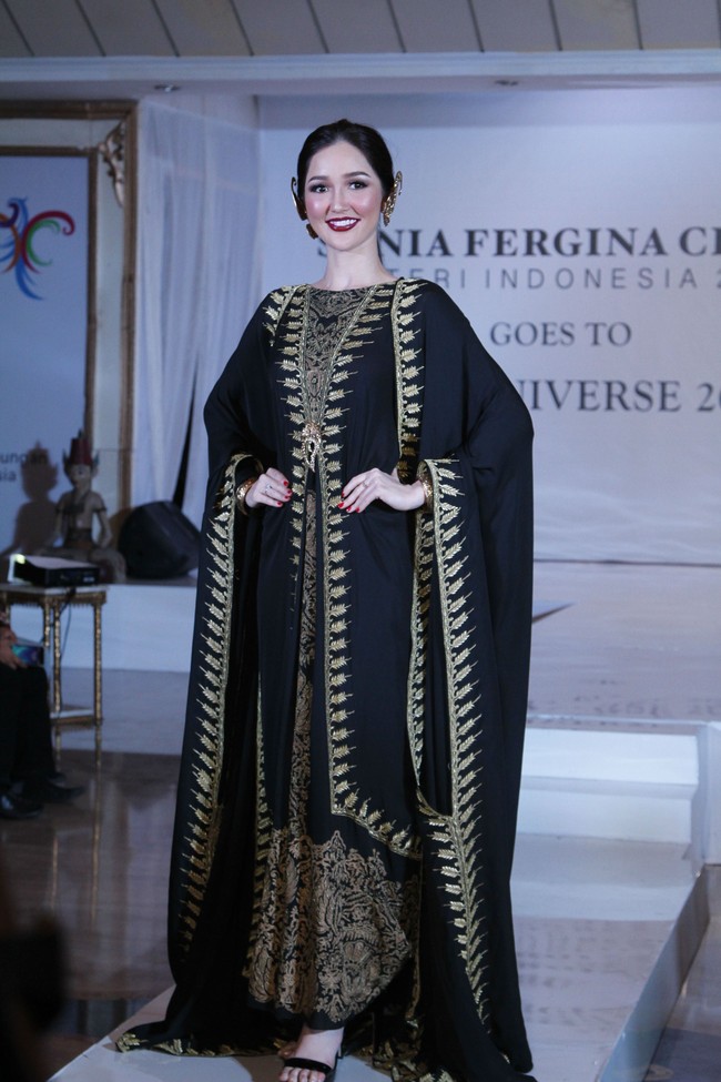 Modelnya adalah motif dodotan yang terlihat stylish dan elegan. Dengan teknik khusus dan bordir dengan benang emas. Gaun yang bertema heritage ini diterjemahkan sebagai busana yang mapan dan eksklusif tetapi tetap bernuansa Jawa. Foto: Moh abduh/Wolipop