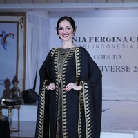 Modelnya adalah motif dodotan yang terlihat stylish dan elegan. Dengan teknik khusus dan bordir dengan benang emas. Gaun yang bertema heritage ini diterjemahkan sebagai busana yang mapan dan eksklusif tetapi tetap bernuansa Jawa. Foto: Moh abduh/Wolipop