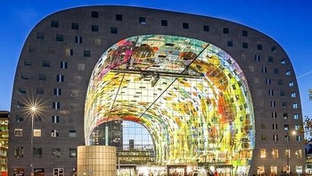 Markthal, Rotterdam, Belanda. Markthal mungkin jadi pasar terindah di dunia. Tempat belanja terletak di dalam bangunan perumahan berbentuk lengkungan. Bagian dalam gedung dihiasi dengan karya seni Arno Coenen yang menampilkan buah-buahan, sayuran, ikan, dan bunga. Itulah mengapa ada yang menyebutnya pasar Sistine Chapel of Rotterdam. Foto: via Brightside