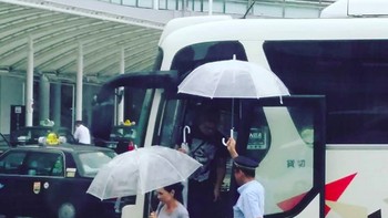 Driver di Jepang sangat memperhatikan para penumpangnya. Contohnya ini, memayungi penumpang yang keluar dari kendaraannya agar tidak kehujanan. Foto: Instagram @howmuchthereis2see via Brightside