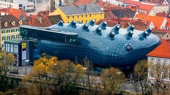 The Kunsthaus Graz, Graz, Austria. Galeri seni modern ini disebut Alien yang Ramah karena bentuknya. Sebagian orang ada juga yang melihatnya seperti hati paus atau balon. Kunsthaus dibuat dalam gaya arsitektur gumpalan inovatif, sebuah gerakan dalam arsitektur di mana bangunan memiliki bentuk seperti amoeba organik. Foto: via Brightside
