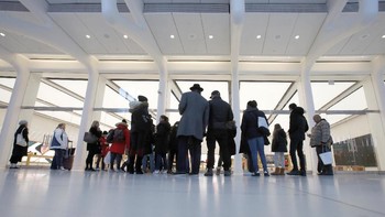 Penampakan sejumlah orang yang menunggu dibukanya Apple Store di World Trade Center, Manhattan, New York pada saat Black Friday. (Foto: REUTERS/Andrew Kelly)