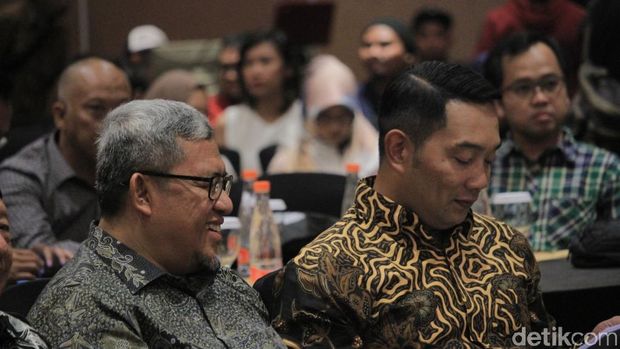 Gubernur Jabar Ridwan Kamil berbincang dengan Ahmad Heryawan (Aher), Sabtu (24/11/2018)