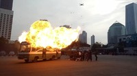 Kegiatan simulasi diawali adanya serangan tiga orang teroris membawa senjata menyerang TPS dan mengambil kotak suara. Sebagai tindak lanjut serangan itu, anggota Satuan Brimob Polda Metro Jaya melakukan tindakan untuk melumpuhkan teroris itu dengan meluncuti senjata.  (Foto: Yulida Medistiara/detikcom)