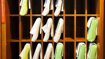 Di hotel murah sekalipun, mereka menawarkan bantal dengan beragam pilihan berdasarkan ukuran, ketebalan busa, tingkat kelembutan bahan, dan lain-lain. Foto: Instagram @shelleyhayashi via Brightside