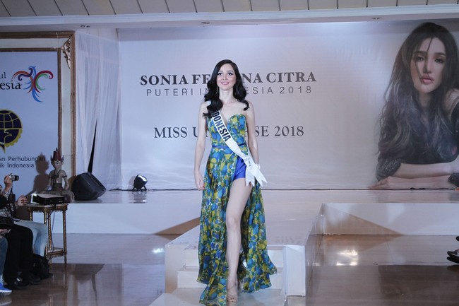 Lulusan Sastra Inggris ini tampil menawan dengan gaun bertema Tropical Vibes rancangan desainer Tommy Pancamyrti. Gaun bernuansa kuning, biru, dan bermotif jeruk ini semakin membuat penampilan Sonia terlihat menyegarkan. Foto: Moh abduh/Wolipop