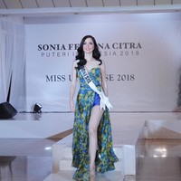 Lulusan Sastra Inggris ini tampil menawan dengan gaun bertema Tropical Vibes rancangan desainer Tommy Pancamyrti. Gaun bernuansa kuning, biru, dan bermotif jeruk ini semakin membuat penampilan Sonia terlihat menyegarkan. Foto: Moh abduh/Wolipop