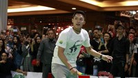 Jonatan Chtistie turut bermain sebelum lelang jersey dan raket. (istimewa)