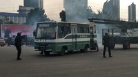 Namun, ada dua orang teroris lainnya yang berhasil kabur dan membajak bus Kopaja sambil membawa kotak suara. Polisi lalu mengejar bus Kopaja tersebut menggunakan sepeda motor dan kendaraan taktis.  (Foto: Yulida Medistiara/detikcom)