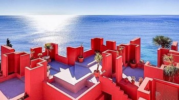 La Muralla Roja, Calpe, Spanyol. Sebuah proyek perumahan di selatan Spanyol menarik perhatian karena memang mencolok. La Muralla Roja, berarti dinding merah sesuai warnanya. Uniknya, di bagian dalam gedung, warna merah berubah menjadi ungu dan biru.  Foto: via Brightside