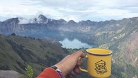 Jam darurat ngopi,  tulis pria kelahiran 2 Juni 1984 itu. Duh, sampai bawa cangkir kopi sendiri, lho. Pasti enak, ngopi sambil liat pemandangan kece di depannya. Coba tebak kali ini Ramon lagi di mana?  Foto: Instagram ramonytungka