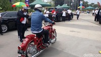 Wimboh justru bangga mengendarai mogenya itu yang lengkap menggunakan kelengkapan berkendara, mulai dari helm retro, jaket jeans hingga sarung tangan kulit. Wimboh justru bangga mengendarai mogenya itu yang lengkap menggunakan kelengkapan berkendara, mulai dari helm retro, jaket jeans hingga sarung tangan kulit.