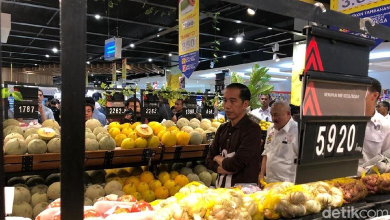 Jokowi Sambangi Transmart Palembang, Cek Harga Beras hingga Sayur Jokowi Sambangi Transmart Palembang, Cek Harga Beras hingga Sayur