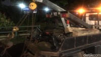 Mobil dipindahkan dari TKP kecelakaan.