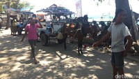 Selain menyewa sepeda, wisatawan juga bisa menyewa cidomo atau delman.