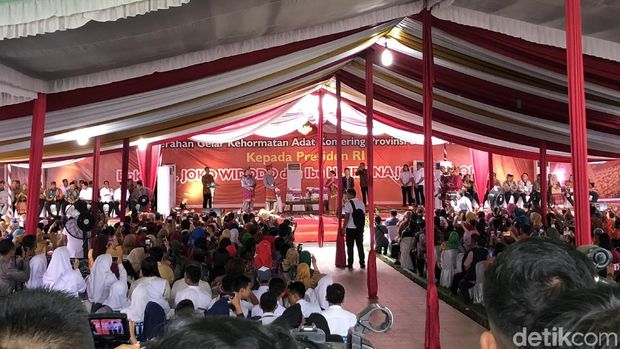 Suasana acara pemberian gelar adat