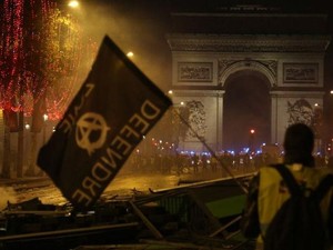 Paris Mencekam, Demo Kenaikan BBM Berbuah Bentrokan