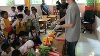 Masak di depan anak-anak, Chef Jun terlihat sangat bersemangat. Foto: Instagram @jjuunnyy.j