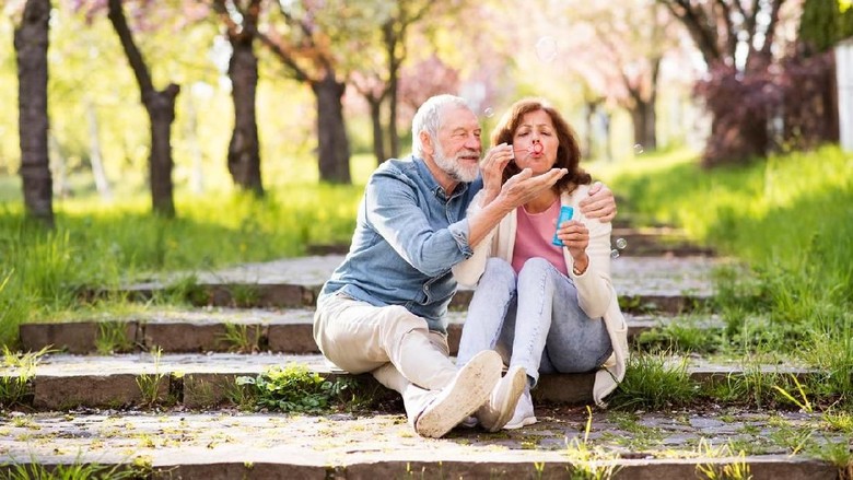 4 Hal yang Perlu Diketahui Jika Usia Suami-Istri Terpaut Jauh /Foto: iStock 4 Hal yang Perlu Diketahui Jika Usia Suami-Istri Terpaut Jauh /Foto: iStock