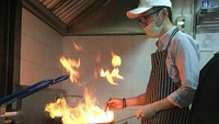 Ini aksi chef Jun kalau sedang masak. Keren ya! Foto: Instagram @jjuunnyy.j
