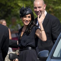 Ketika menghadiri pernikahan sahabat Pangeran Harry, Charlie Van Straubenzee dan Daisy Jenks, kancing kemeja hitam Meghan terbuka dan memperlihatkan bra lace di baliknya. Foto: Ist.