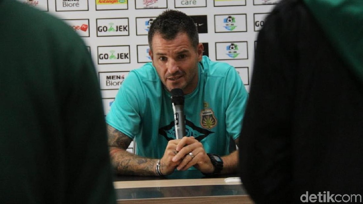 Pelatih timnas Indonesia Simon McMenemy berencana merekrut pelatih striker. (Foto: Hilda Meilisa Rinanda)