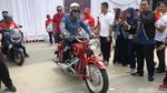 Tangan Mengepal, Bos OJK Pamer Moge BMW Jadul