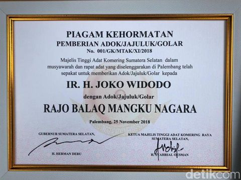 Piagam penghargaan gelar adat untuk Presiden Jokowi