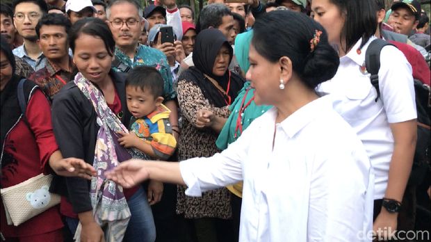 Momen Iriana Betulkan Pakaian  Anak  Kecil yang Foto  Dengannya