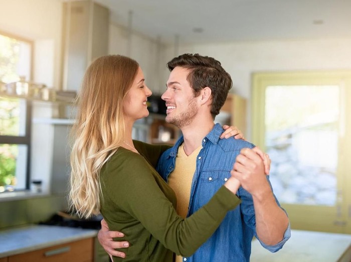 ilustrasi untuk seks pasutri nggak vulgar Romantic couple at home. Attractive young woman and handsome man are enjoying spending time together. Sitting on the floor in light modern kitchen.